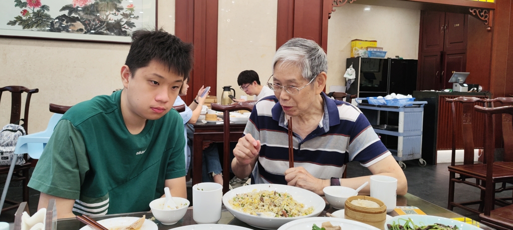 和爷爷吃早茶